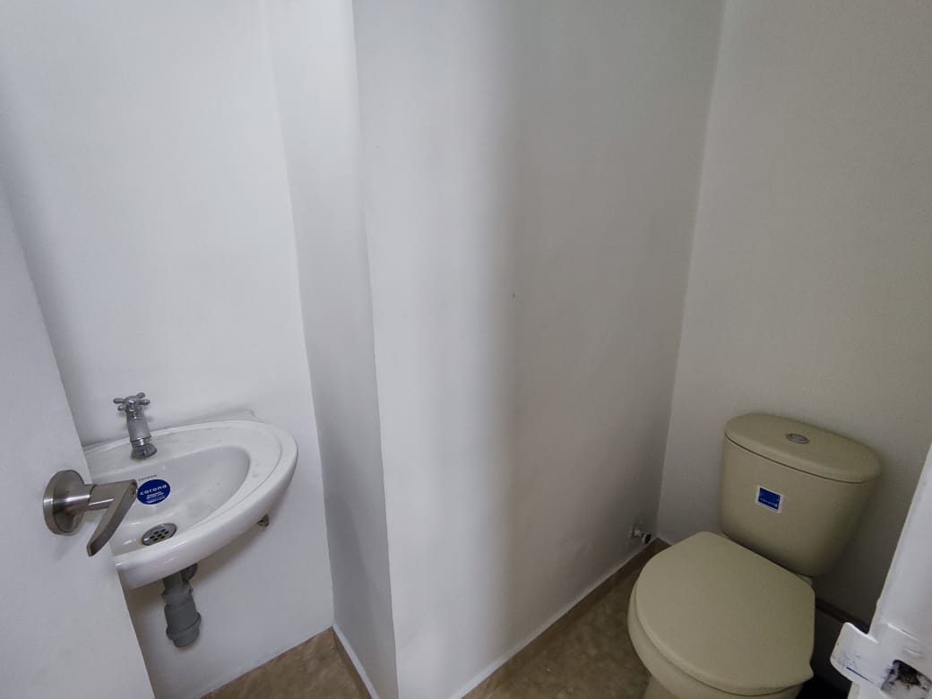 Compact Office Space Near Parque Poblado – DOMO Building - Photo 2