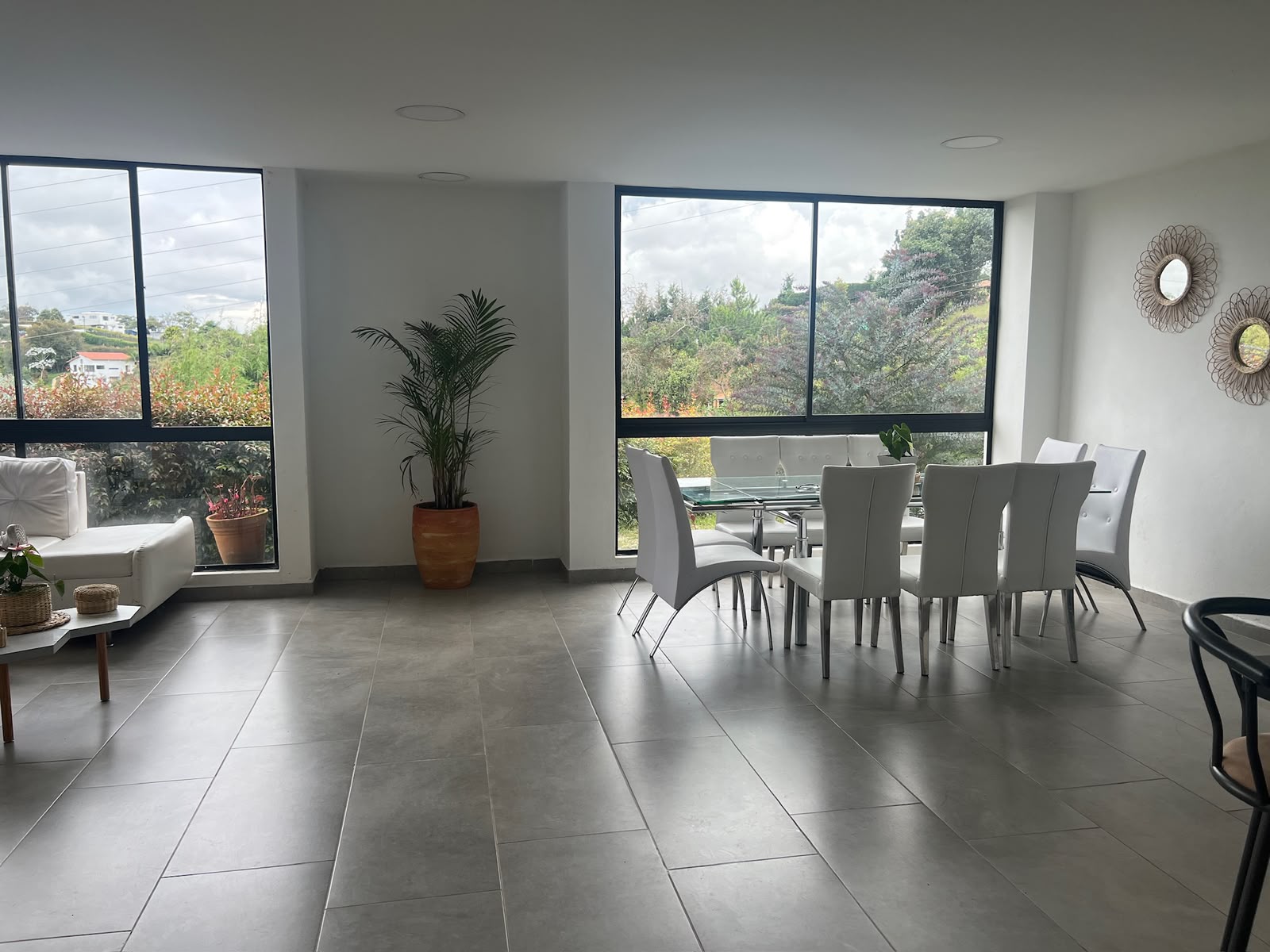 4-Bedroom House with Pool in Gated Community — Near El Tesoro & Mall del Este - Photo 4