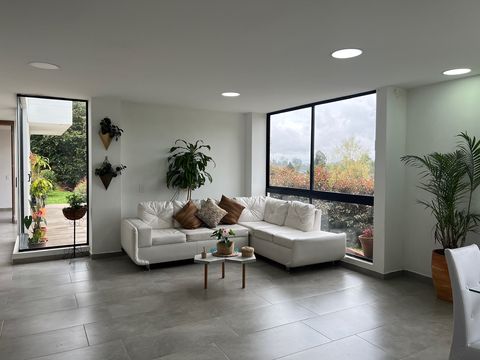 Fully Furnished 5-Bedroom Finca with Jacuzzi — 7 Minutes from José María Córdova Airport - Photo 5