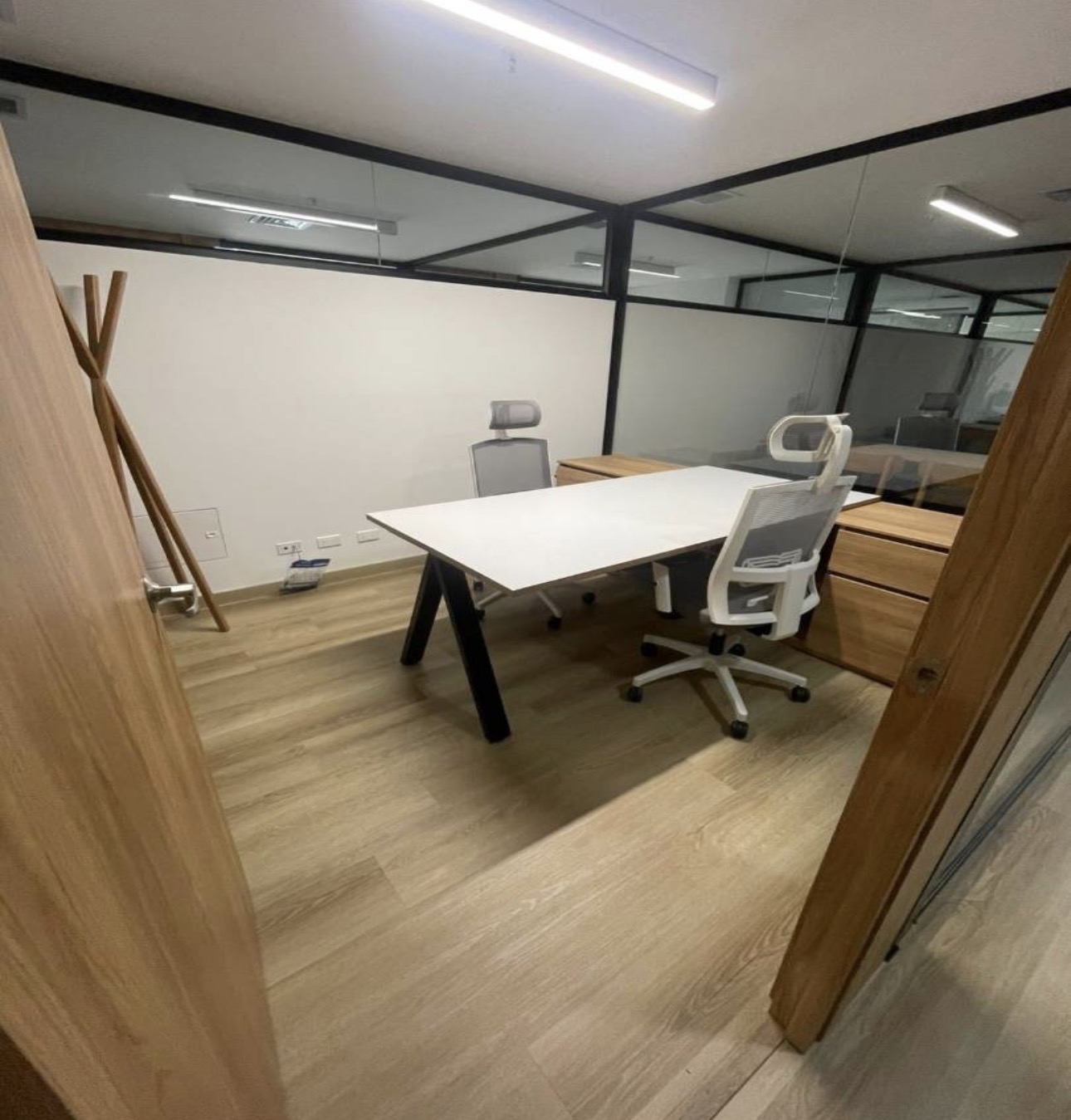 Furnished office for rent in Laureles Los Colores - Photo 2