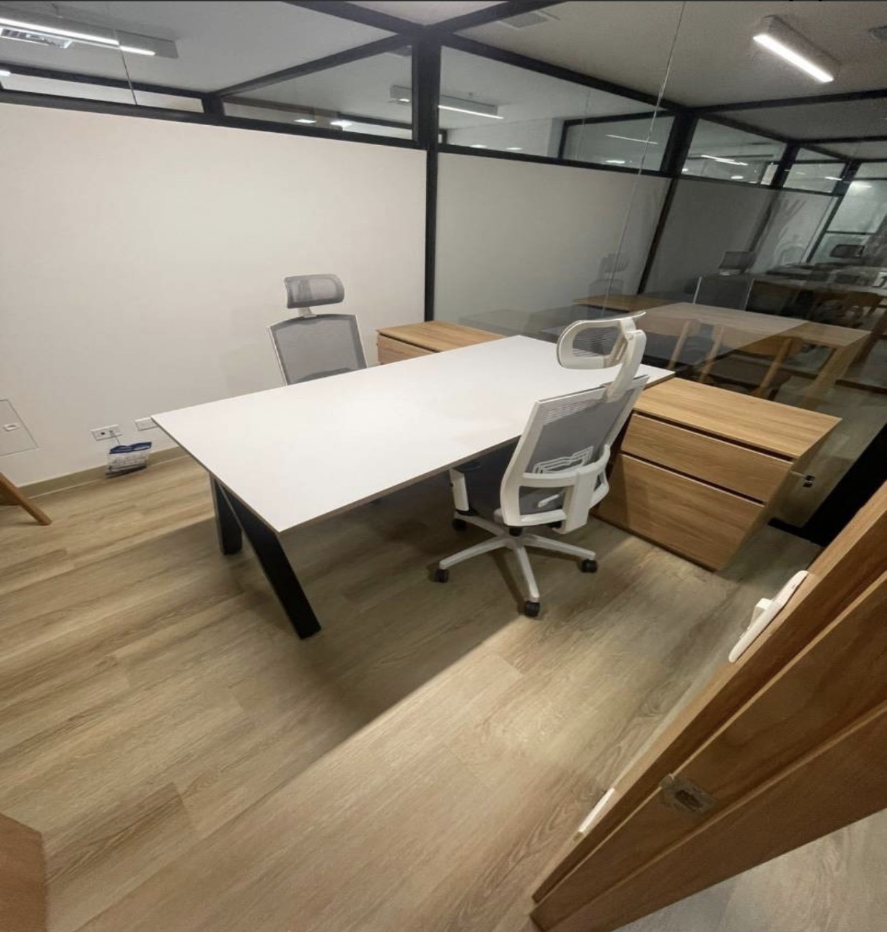 Furnished office for rent in Laureles Los Colores - Photo 4