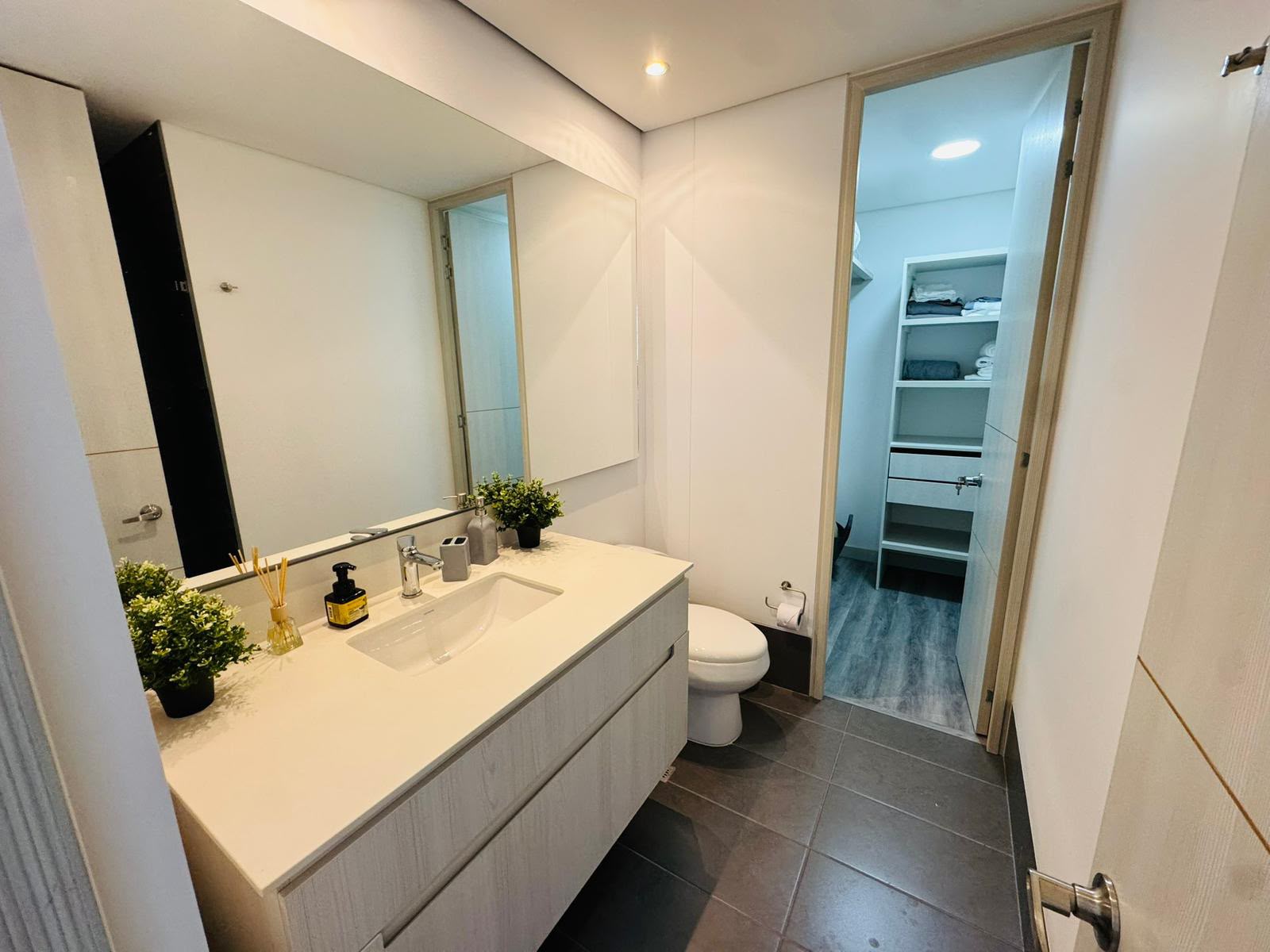 Fully Furnished Apartment in El Poblado – Vía Linares - Photo 4